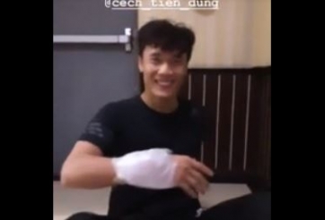 VIDEO: Tiến Dũng ca hát vui vẻ trước trận sơ loại AFC Champions League 