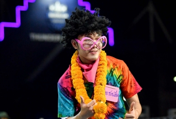 Xuân Trường đội tóc giả, nhảy như 'dancer' trong đêm Valentine