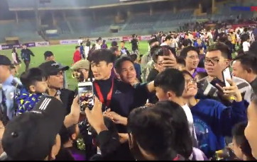 Thủ môn Bùi Tiến Dũng tạo cơn sốt chưa từng có ở SVĐ Hàng Đẫy