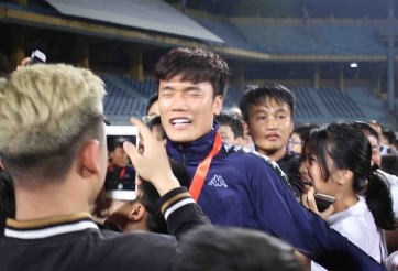 VIDEO: Bùi Tiến Dũng bị CĐV 'bao vây' trong ngày Hà Nội vô địch Siêu Cúp