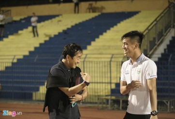 Trợ lý Lee Young Jin động viên Tiến Linh sau trận khai mạc V-League