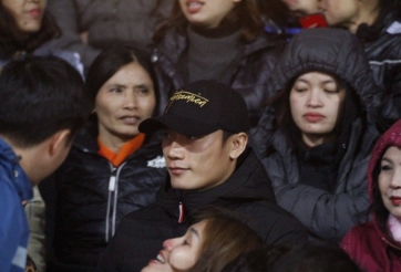 Bùi Tiến Dũng trầm tư trên khán đài Hàng Đẫy xem đồng đội thi đấu