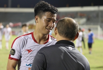 HLV Park xuống sân động viên Bùi Tiến Dũng sau trận thua của Viettel