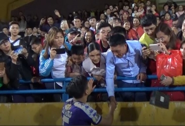 Giữa đám đông NHM, Đoàn Văn Hậu đi tìm bố mẹ rồi phải rời đi