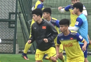 Đình Trọng ép cân, U23 VN hăng hái làm quen bài tập 'tiki-taka'