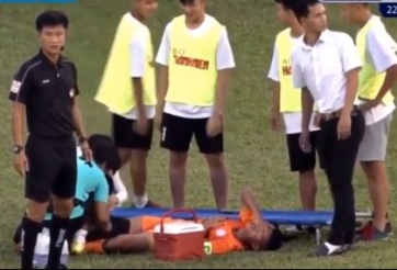 Cầu thủ U19 Đà Nẵng gãy chân sau pha xoạc bóng với cầu thủ HAGL