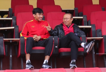 Văn Hậu cười tít mắt khi nghe thầy Park kể chuyện gội đầu, giặt quần áo