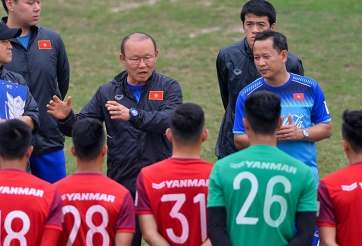 VIDEO: HLV Park cảnh báo Đức Chinh, thở không ra hơi trên sân tập