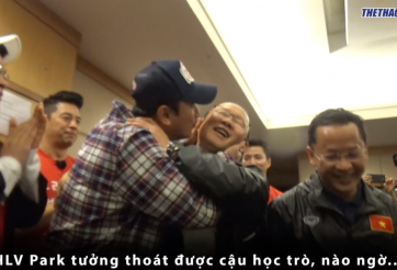 VIDEO: Ahn Jung Hwan làm HLV Park Hang-seo ngượng chín mặt sau trận thắng của VN