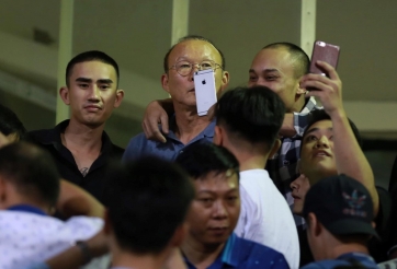 Bị NHM 'truy cản', HLV Park Hang-seo chạy khắp sân tìm học trò