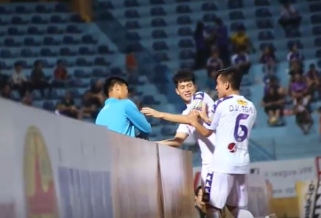VIDEO: Trần Đình Trọng 'tiếp nước' cho em ruột đi nhặt bóng trận SLNA