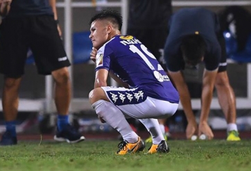 Quang Hải gây trầm trồ khi 'ngồi xổm' ăn mừng giống CR7