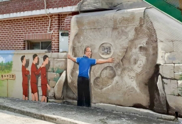 Tuyển thủ Việt Nam xuất hiện nổi bật khắp con phố quê hương thầy Park