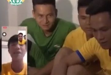 VIDEO: Phan Văn Đức gọi 'Facetime' đầy tình cảm với đồng đội SLNA