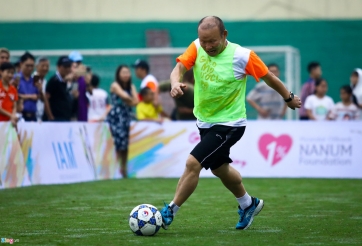 HLV Park Hang-seo thích thú khi được 'hồi xuân' trở lại làm cầu thủ