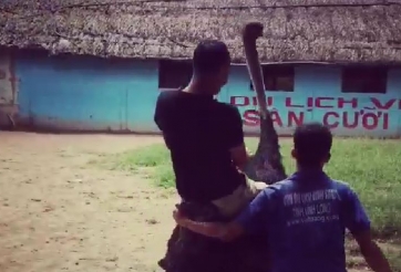 VIDEO: Nhìn lại màn màn cưỡi đà điểu để giải trí của tuyển thủ Việt Nam