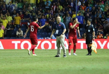 HLV Park Hang-seo lao vào sân ngăn học trò nổi nóng