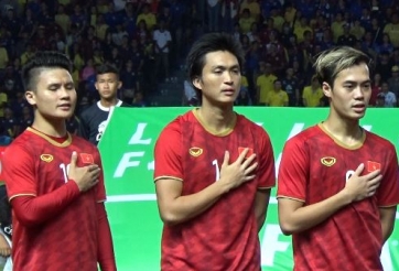 VIDEO: Màn hát Quốc ca đầy xúc động của Tuấn Anh ngày trở lại ĐTVN