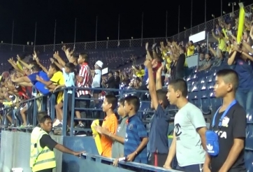 VIDEO: CĐV Thái Lan ăn mừng như thể đội nhà vô địch khi Curacao thắng Việt Nam