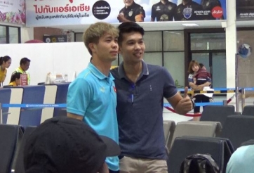 VIDEO: Công Phượng gây sốt tại sân bay Thái Lan khi ĐT Việt Nam trở về nước