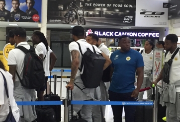 VIDEO: Thái Lan buồn rười rượi trên chuyến bay với Nhà vô địch King's Cup