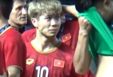 VIDEO: Tiến Dũng ôm Văn Thanh, Công Phượng nhìn vào khoảng không vô tận sau khi nhận HCB