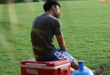 Xót xa cảnh Đình Trọng ngồi một mình xem đồng đội chơi bóng trước ngày phẫu thuật