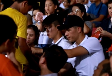 VIDEO: Phụ huynh Đình Trọng, Duy Mạnh cười nắc nẻ khi con trai kí tặng NHM