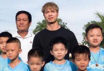 Công Phượng gây xúc động khi về thăm thầy 'ruột' trước ngày sang Pháp thử việc