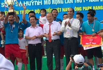 Thầy Park tạo cơn sốt 'khủng' khi đi xem bóng đá phong trào ở Quảng Ngãi