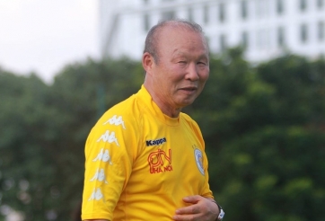 HLV Park Hang-seo cười tít mắt dù đá bóng dưới cái nóng 40 độ