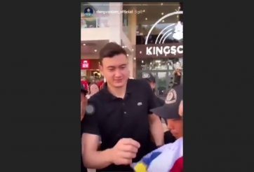 VIDEO: Đặng Văn Lâm thích thú khi được hộ tống bởi nhiều vệ sĩ