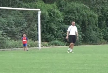 VIDEO: HLV Chu Đình Nghiêm sút bóng cho con trai Thành Lương tập bắt gôn