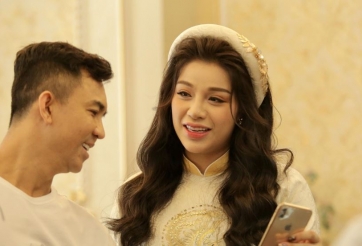 Cô dâu Khánh Linh đẹp rạng ngời trong đám hỏi của trung vệ Bùi Tiến Dũng