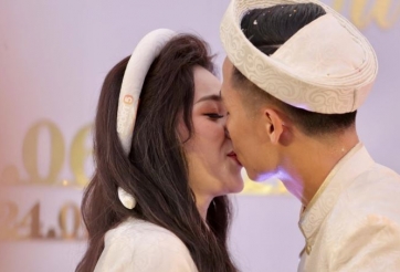 VIDEO: Bùi Tiến Dũng khóa môi hôn thê, hát 'Nắm lấy tay anh' trong lễ ăn hỏi