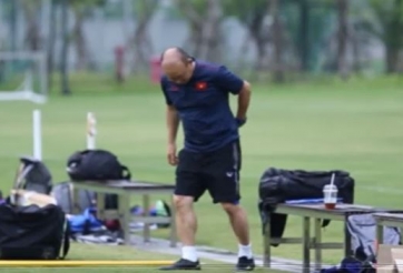 VIDEO: HLV Park đau lưng, đi tập tễnh chỉ đạo buổi tập của U22 Việt Nam