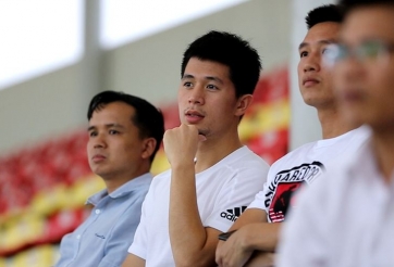 Đình Trọng phờ phạc, đăm chiêu cùng thầy Park xem trận đấu của U22 Việt Nam