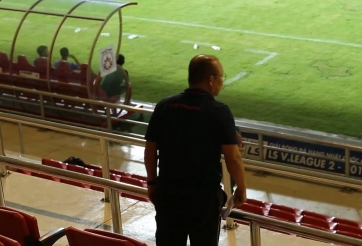 VIDEO: Phát hiện học trò chấn thương, thầy Park sốt sắng hô dừng trận đấu từ khán đài