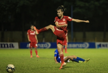 Văn Toàn hậm hực sút bóng về phía trọng tài khi bị thổi phạt lúc 'dầu sôi lửa bỏng'