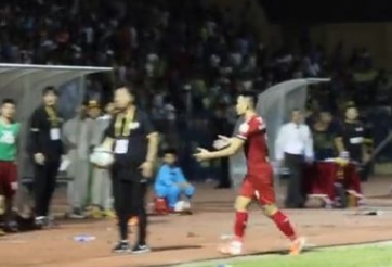 VIDEO: BHL TP. Hồ Chí Minh nổi giận khi cậu bé nhặt bóng sân Thanh Hóa câu giờ