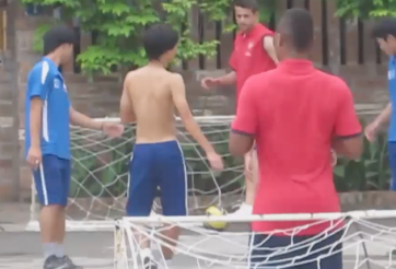 VIDEO: Công Phượng, Xuân Trường thời gầy còm, đen nhẻm đá bóng với sao Arsenal 