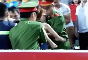 VIDEO: Cận cảnh hành động cứu người của các cảnh sát trong trận Nam Định