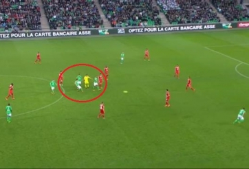 VIDEO: Bài học kinh điển cho các đội khi bị thổi phạt