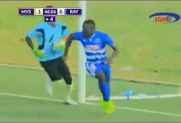 VIDEO: Cầu thủ châu Phi yểm bùa khung thành đối phương và cái kết bất ngờ