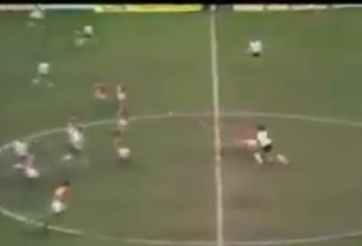 Video hài hước: Màn bẫy việt vị 'ảo diệu' chưa từng thấy