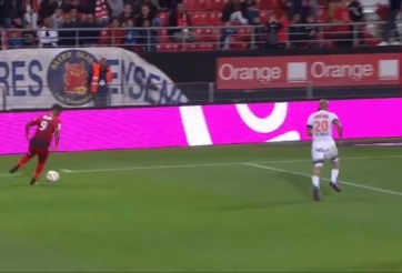 VIDEO: 'Ngả mũ' với bàn thắng ở góc hẹp nhất từng thấy