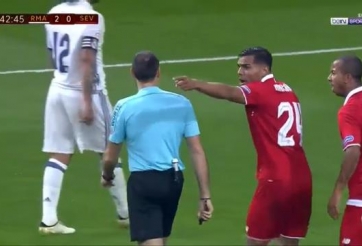 VIDEO: Real được hưởng pen vô lý khi James đẩy ngã Modric trong vòng cấm