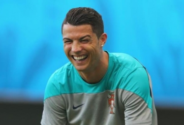 VIDEO: Ronaldo châm biếm khi xem bộ phim về Messi