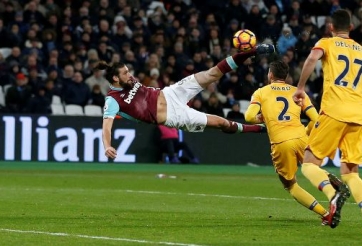 Ngả mũ trước siêu phẩm ngả bàn đèn của Andy Carroll