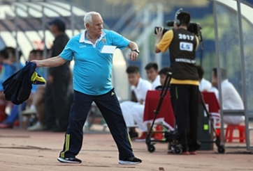 VIDEO: HLV Thanh Hóa 'đấm' Omar vì hành vi xúc phạm khán giả